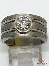 Laden Sie das Bild in den Galerie-Viewer, 18ct White Gold Diamond Ring
