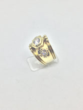 Laden Sie das Bild in den Galerie-Viewer, 9ct Wide Gold Cubic Zirconia Dress Ring
