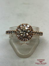 Afbeelding in Gallery-weergave laden, 18ct Rose Gold Halo Diamond Ring  .
