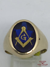 Laden Sie das Bild in den Galerie-Viewer, 9ct Gold Oval Mans Masonic Dress Ring
