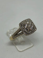 Laden Sie das Bild in den Galerie-Viewer, 9 ct Ladies Gold Diamond Cluster Ring
