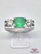 Laden Sie das Bild in den Galerie-Viewer, 18ct White Gold Emerald &amp; Diamond Ring
