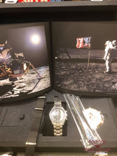 Laden Sie das Bild in den Galerie-Viewer, Omega Speedmaster Professional Ledgendary Moon Watch .
