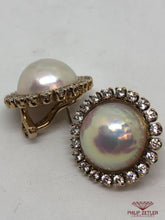 Charger l&#39;image dans la galerie, 18ct Mabe Pearl &amp; Diamond Earrings
