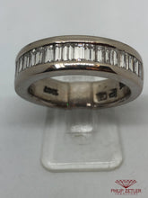 Laden Sie das Bild in den Galerie-Viewer, 18 ct White Gold Buguette Diamond Eternity Ring

