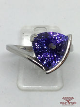 Load image into Gallery viewer, 18ct Tanzanite &amp; White Gold Ring
