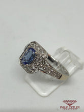 Afbeelding in Gallery-weergave laden, 18ct White Gold Oval Tanzanite Ring
