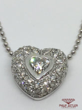Laden Sie das Bild in den Galerie-Viewer, 18ct White Gold Diamond Heart Shaped Pendant
