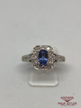 Afbeelding in Gallery-weergave laden, 18ct White Gold Oval Tanzanite Ring
