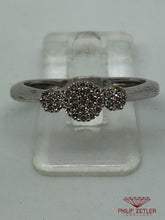 Afbeelding in Gallery-weergave laden, 9ct White Gold Cluster Diamond Ring
