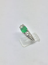 Laden Sie das Bild in den Galerie-Viewer, 18ct White Gold Emerald &amp; Diamond Ring
