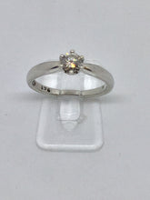Afbeelding in Gallery-weergave laden, 9ct Diamond &amp; White Gold Cartier Design Ring
