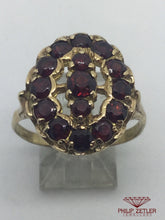Laden Sie das Bild in den Galerie-Viewer, 9ct Gold  Garnet Dress Ring
