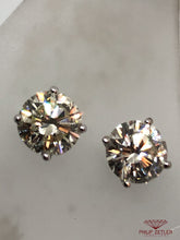 Laden Sie das Bild in den Galerie-Viewer, 18ct Brilliant Cut Diamond Earrings
