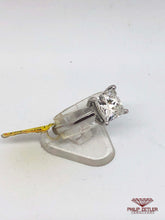 Laden Sie das Bild in den Galerie-Viewer, 18ct White Gold Princess Cut Diamond Ring

