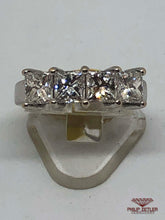 Afbeelding in Gallery-weergave laden, 18ct White Gold Princess Cut Diamond Ring
