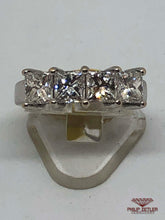 Charger l&#39;image dans la galerie, 18ct White Gold Princess Cut Diamond Ring
