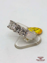 Afbeelding in Gallery-weergave laden, 18ct White Gold Princess Cut Diamond Ring
