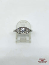 Laden Sie das Bild in den Galerie-Viewer, 18ct White Gold Diamond Ring
