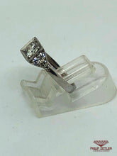 Charger l&#39;image dans la galerie, 18ct White Gold Diamond Ring
