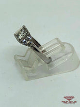 Laden Sie das Bild in den Galerie-Viewer, 18ct White Gold Diamond Ring
