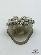 Laden Sie das Bild in den Galerie-Viewer, 18ct White Gold Heart Shaped Diamond  Ring

