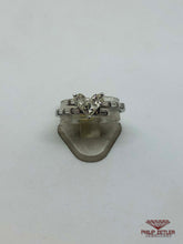 Afbeelding in Gallery-weergave laden, 18ct White Gold Heart Shaped Diamond  Ring
